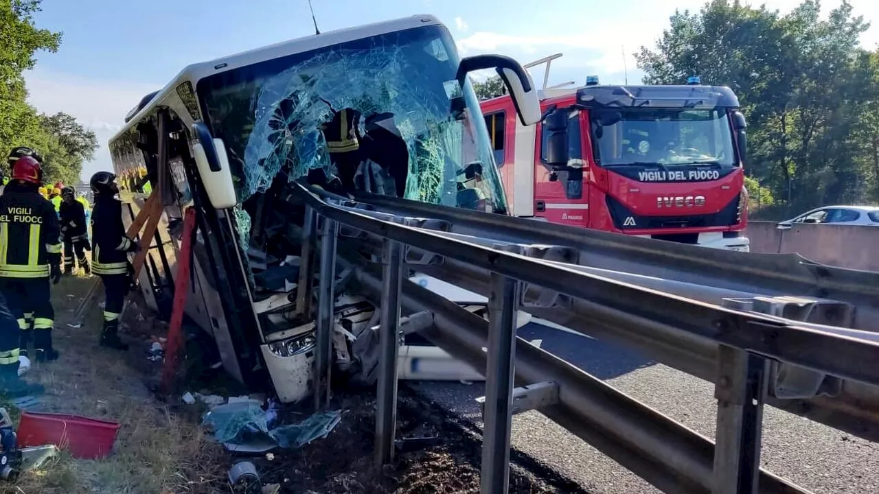 Un autobus turistico esce fuori strada e si ribalta: un morto e diversi feriti