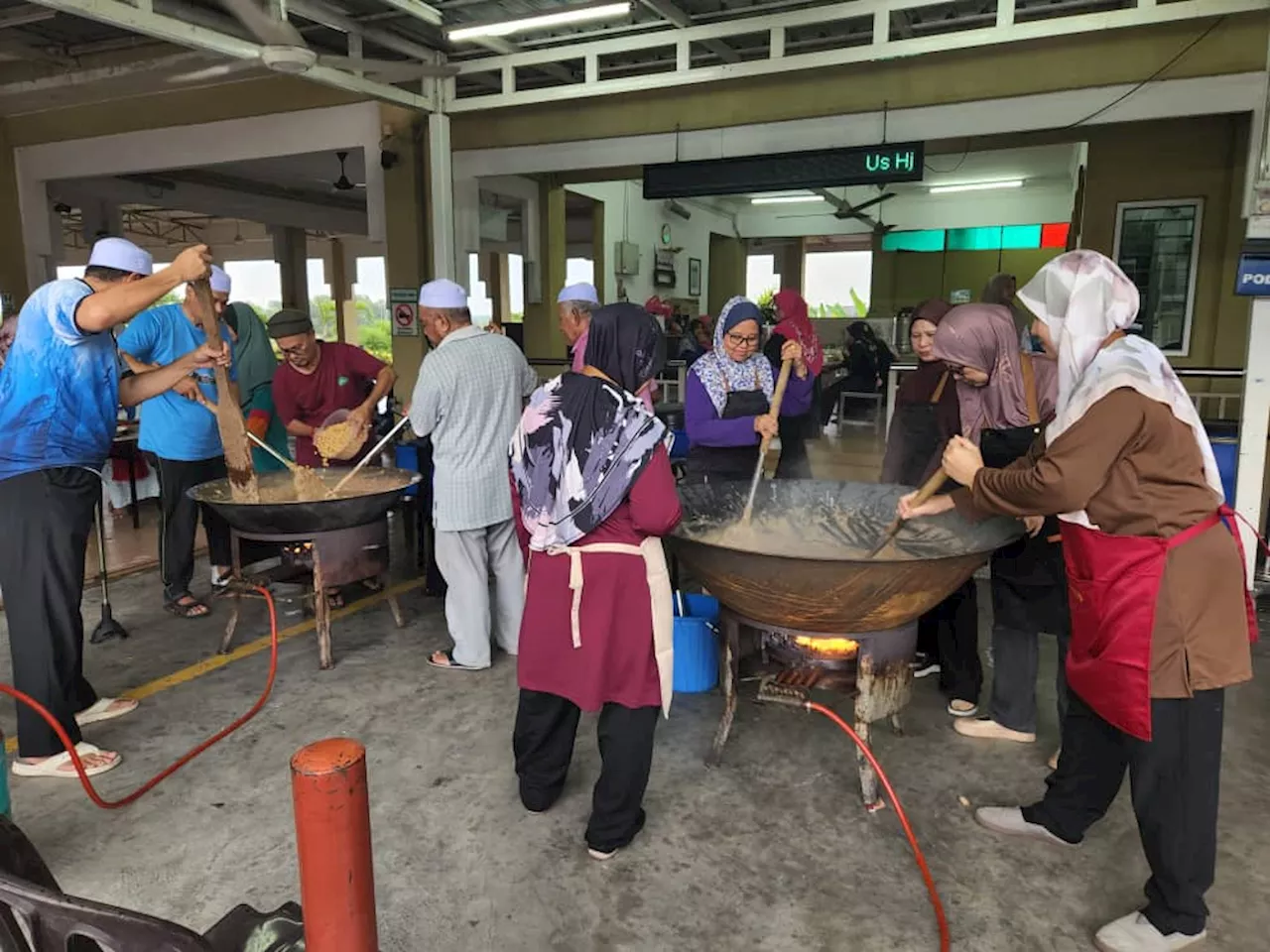 Bubur asyura rapatkan ukhuwah kariah Masjid An-Nur