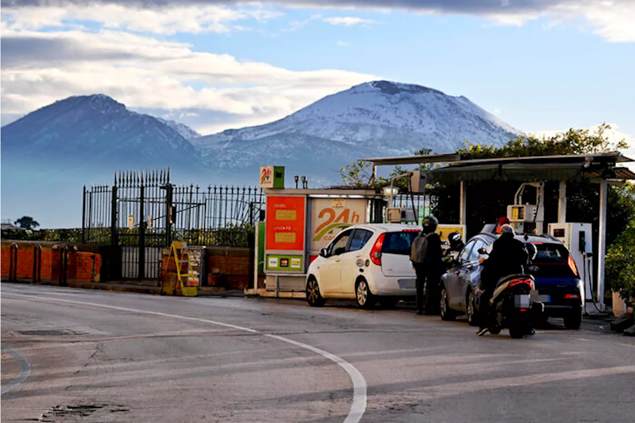 Benzina ai minimi da 6 mesi, ma Rc auto sui massimi