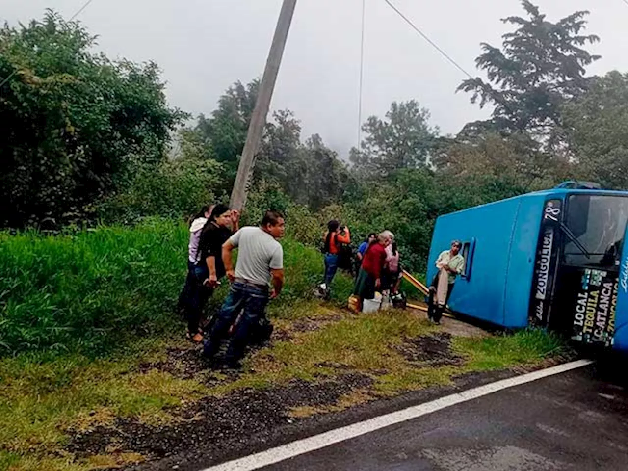 10 heridos al volcar autobús en carretera Zongolica-Orizaba