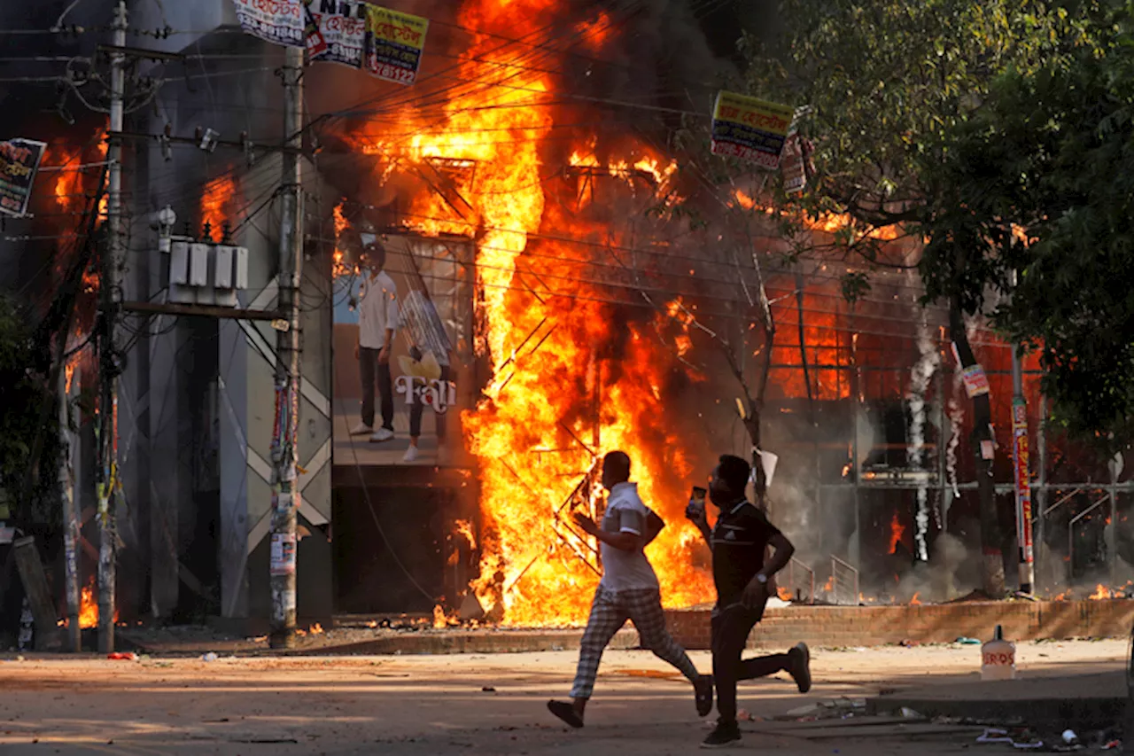 PM Sheikh Hasina resigns and leaves Bangladesh, ending 15 years in power | Julhas Alam & Krutika Pathi| The Associated Press