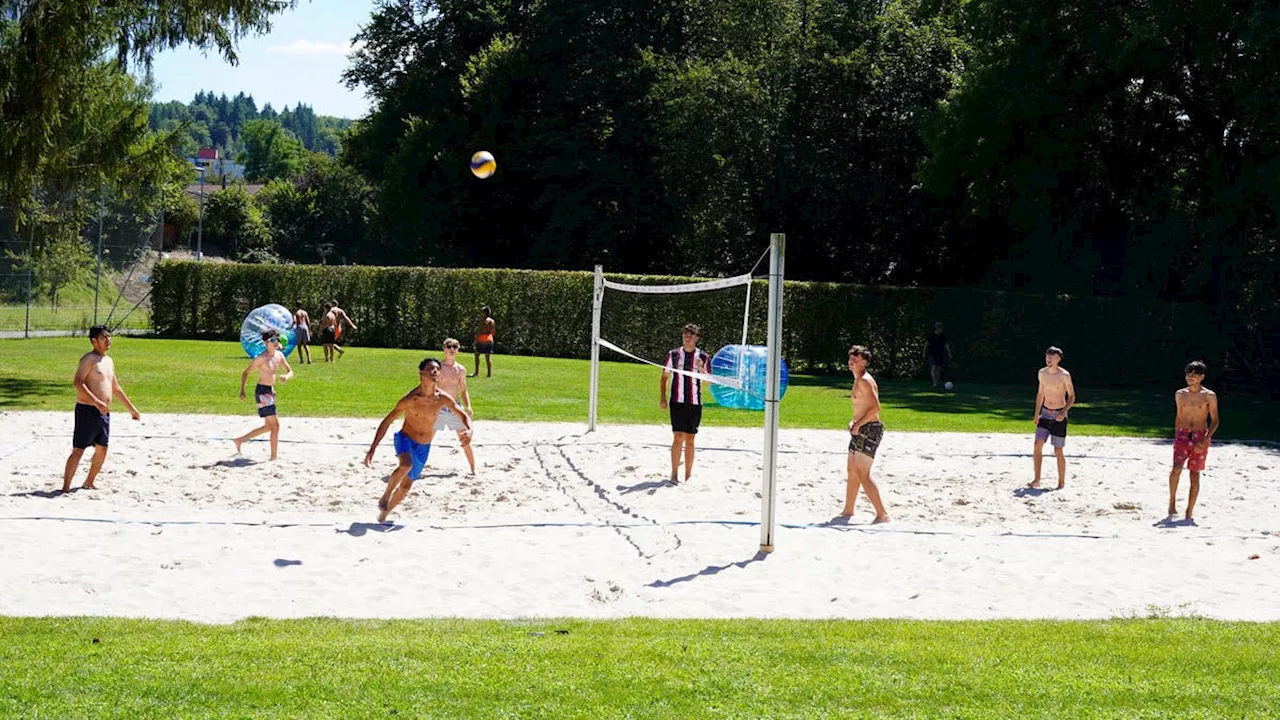 Juchzer auf dem Volleyballfeld: In der Badi finden junge Flüchtlinge Anschluss und Abwechslung