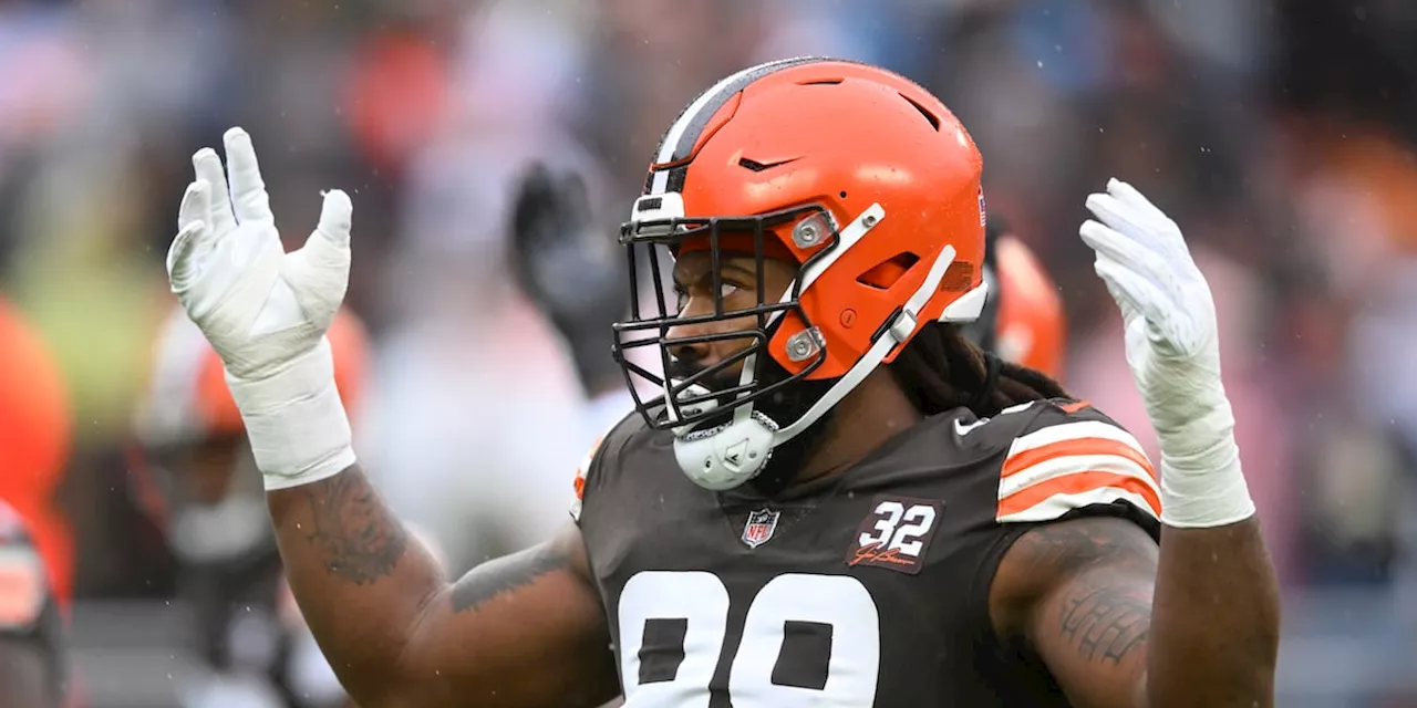 Browns defensive end Za’Darius Smith injured during practice, driven off field in obvious pain