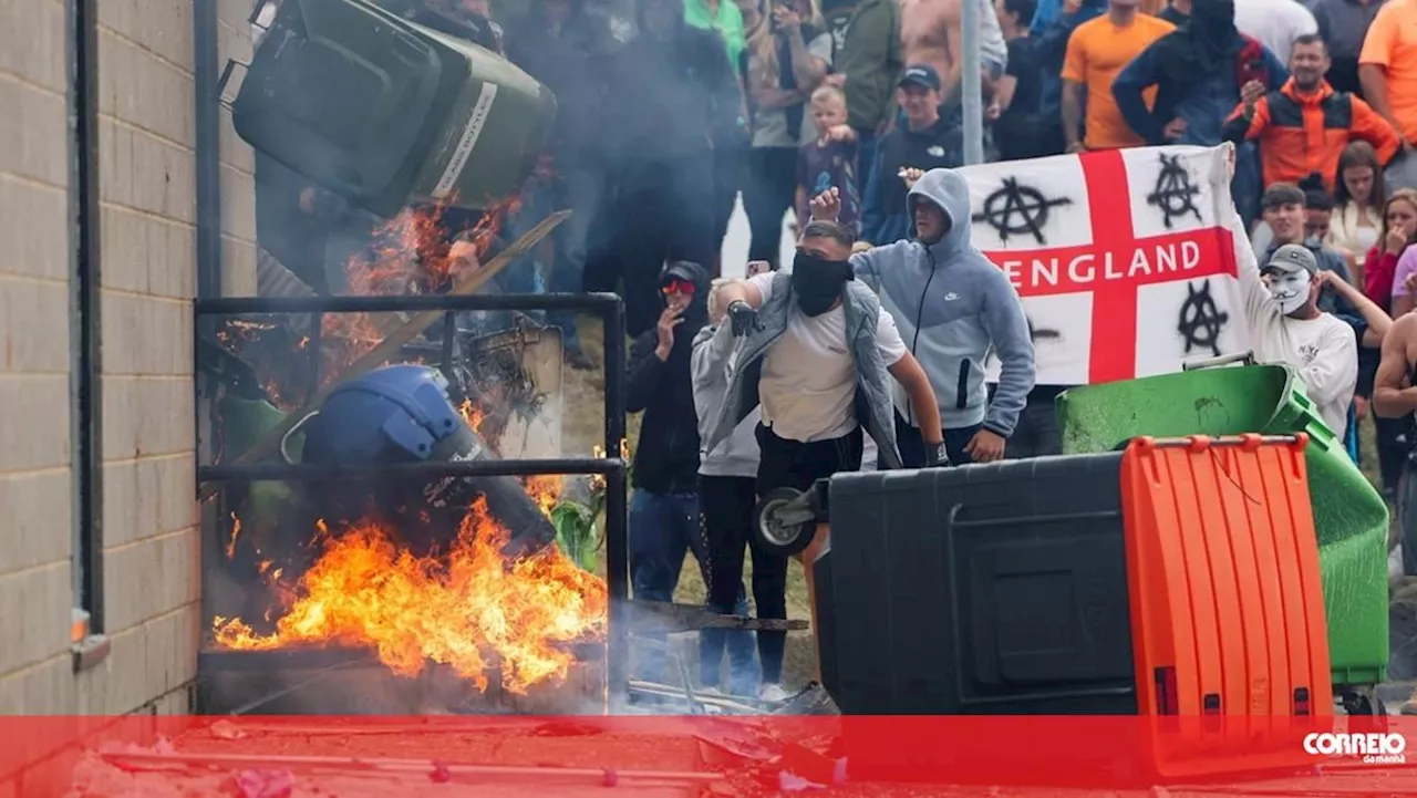 Manifestantes extremistas atacam hotel com migrantes no Reino Unido