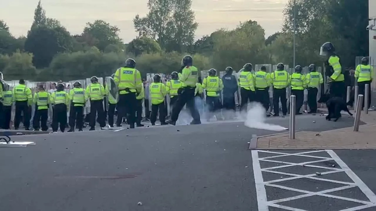 Manifestantes atacam abrigos para refugiados no Reino Unido