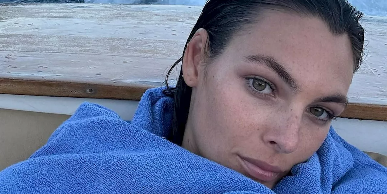 Vittoria Ceretti in vacanza in Italia con Leo Di Caprio ha sfoggiato un nuovo diamante al dito