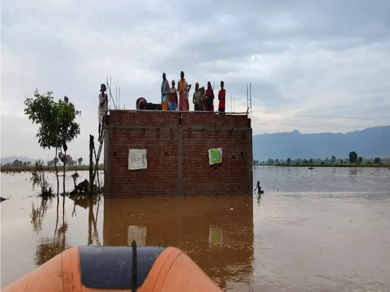 उत्तर प्रदेश के रिहंद बांध से पानी छोड़ा गया: गढ़वा में सोन नदी का जलस्तर बढ़ा, झारखंड-बिहार के 40 लोग फंसे, स...