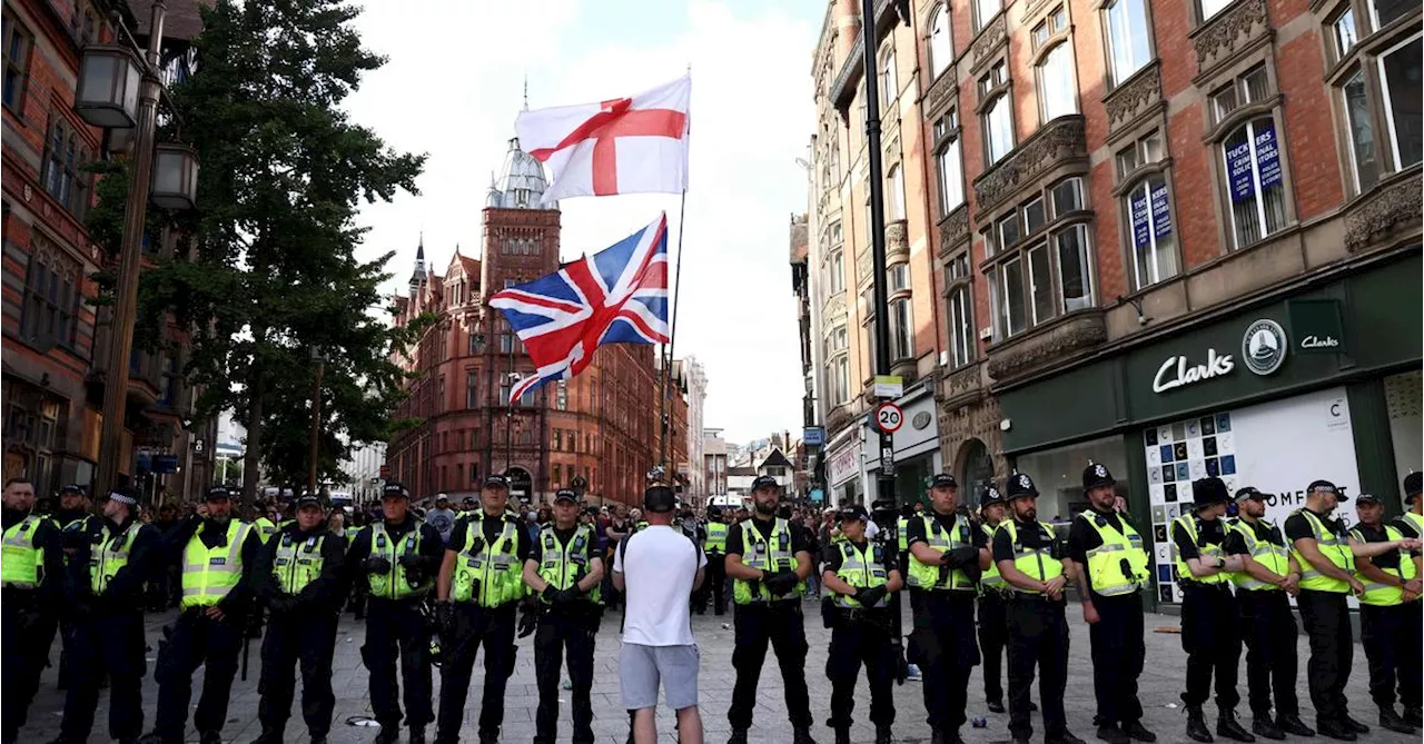 „Genug ist genug“: Der unheimliche Exzess rechtsextremer Gewalt in Großbritannien