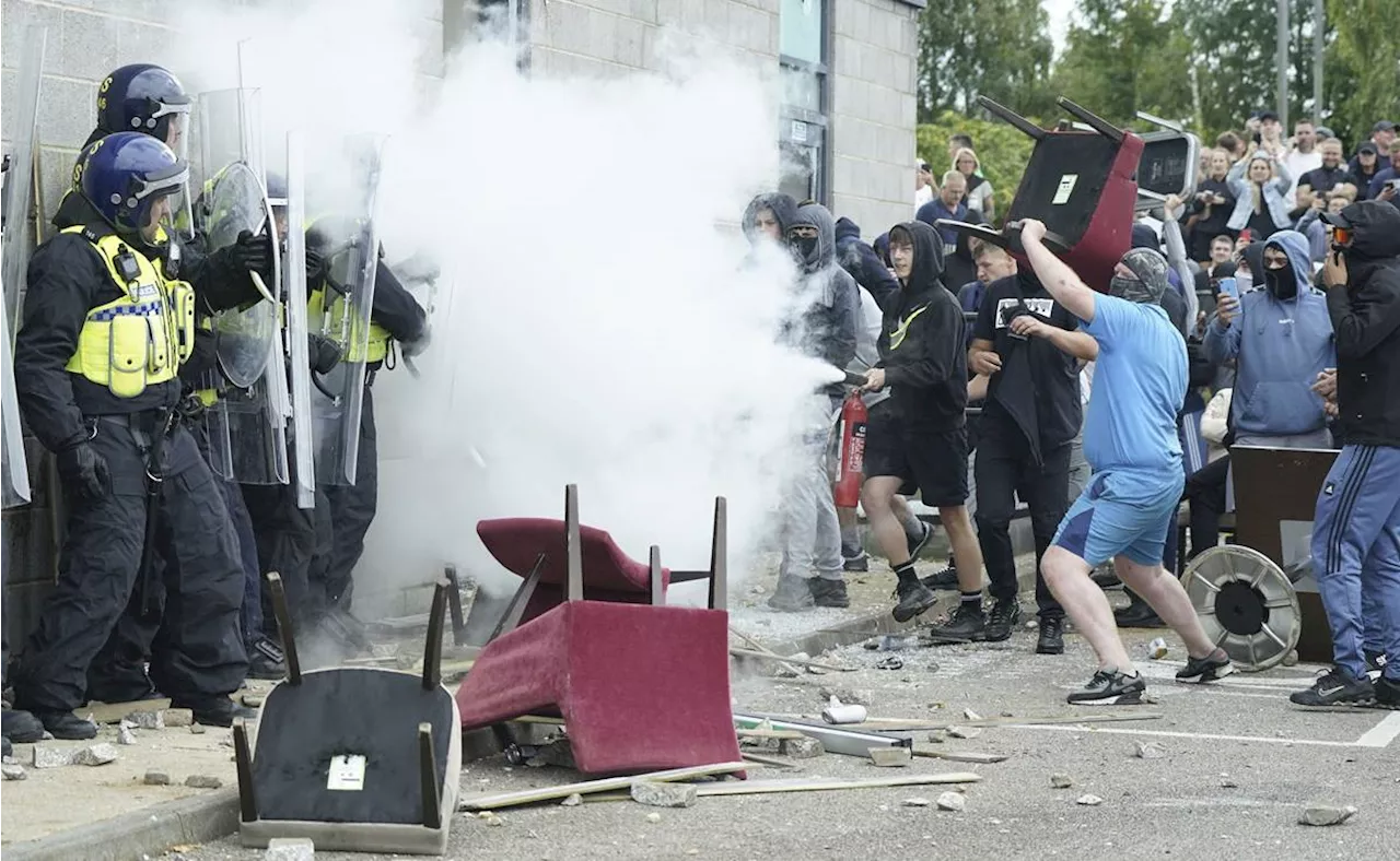 Países lanzan alertas de viaje a sus ciudadanos tras protestas violentas de la ultraderecha en Reino Unido