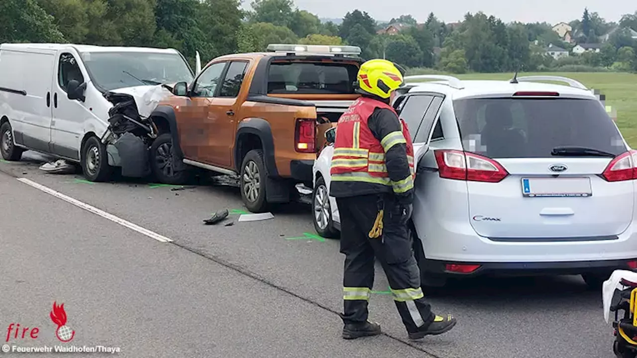 Nö: Lieferwagen kracht bei Waidhofen / Thaya in Pannenfahrzeug → drei Verletzte