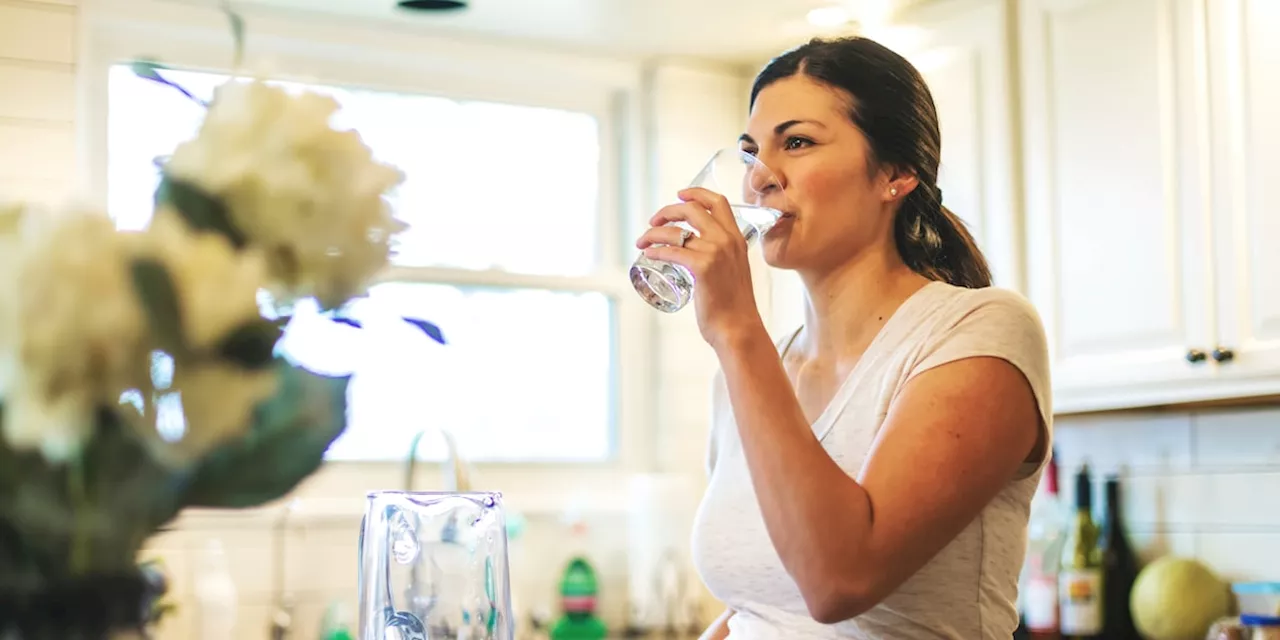 Regt den Körper an: 7 Gründe jeden morgen ein Glas warmes Wasser zu trinken