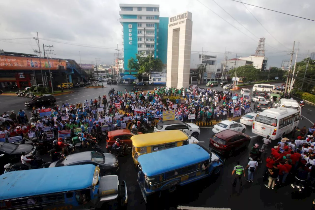 Transport groups hold 'unity walk', strike vs possible suspension of PUVMP