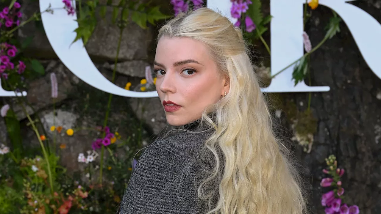 Anya Taylor-Joy à tomber par terre dans une robe moulante au décolleté si échancré qu'il donne le vertige