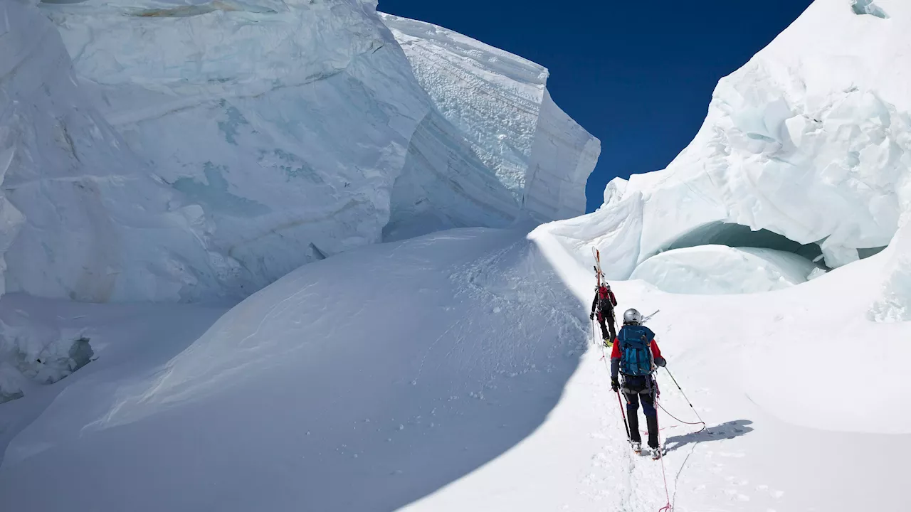 Lawine reißt Skifahrer in die Tiefe – ein Mann stirbt