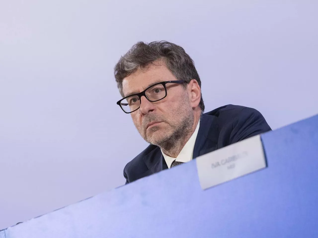 'Non strizziamo l'occhio agli evasori'. Giorgetti spegne le polemiche sul Mef