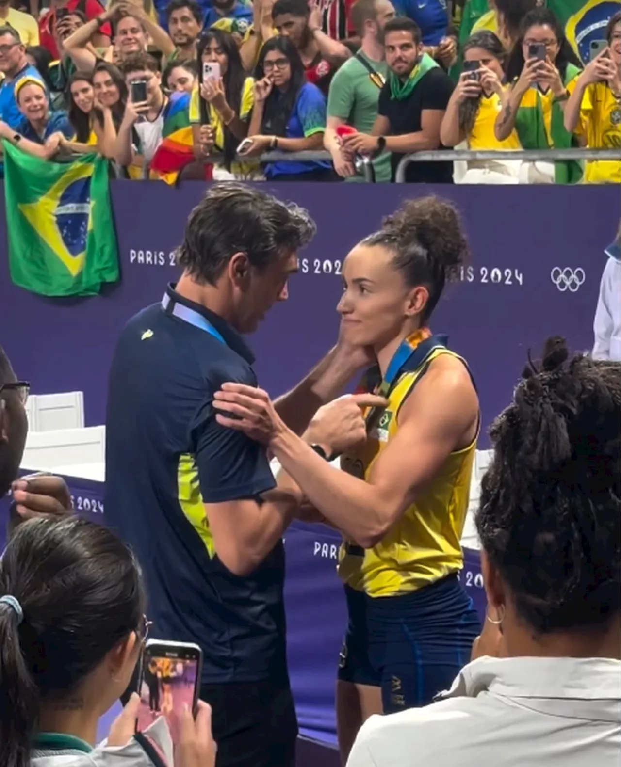 Paris-2024: Após mais uma vitória do vôlei feminino, Giba entrega medalha de ouro para Gabi, destaque do time