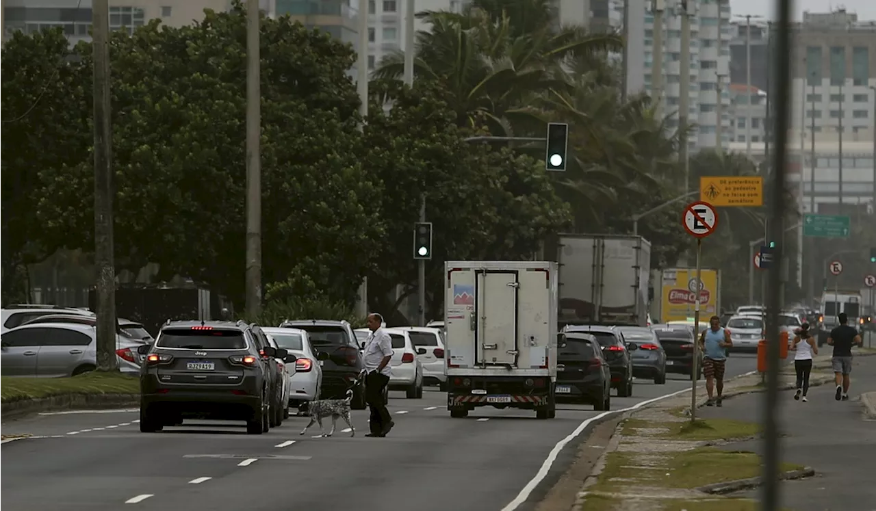 Travessia de risco: Motoristas e pedestres disputam Avenida Lúcio Costa, onde atropelamentos sobem 40%