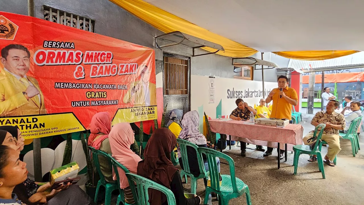 MKGR Jakarta dan Bang Zaki Sebar 110 Kacamata di Jakarta Barat