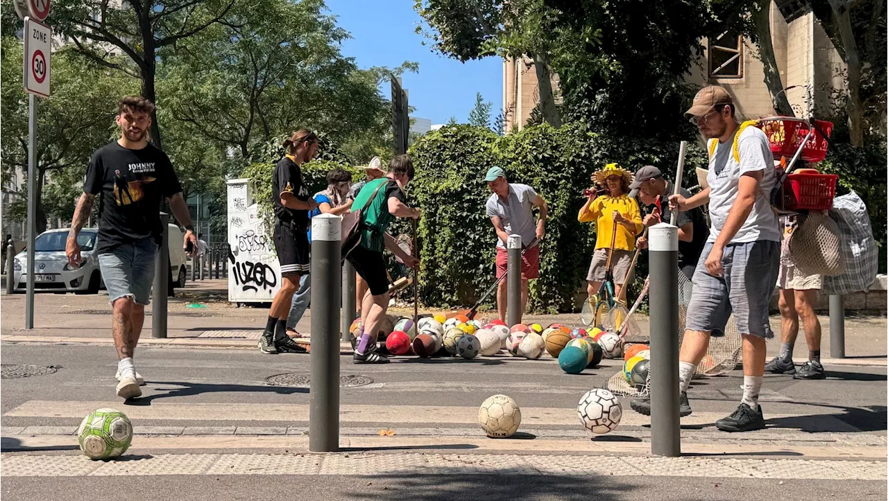 Une performance inédite avec 150 ballons 'oubliés' défile dans les rues de Marseille