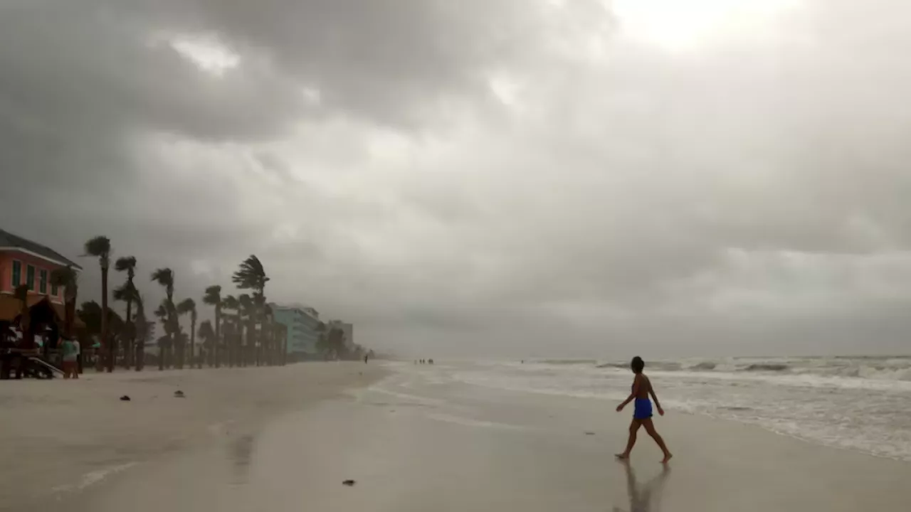 'Debby' se intensifica a huracán categoría 1 antes de golpear Florida con inundaciones y 'potenciales lluvias