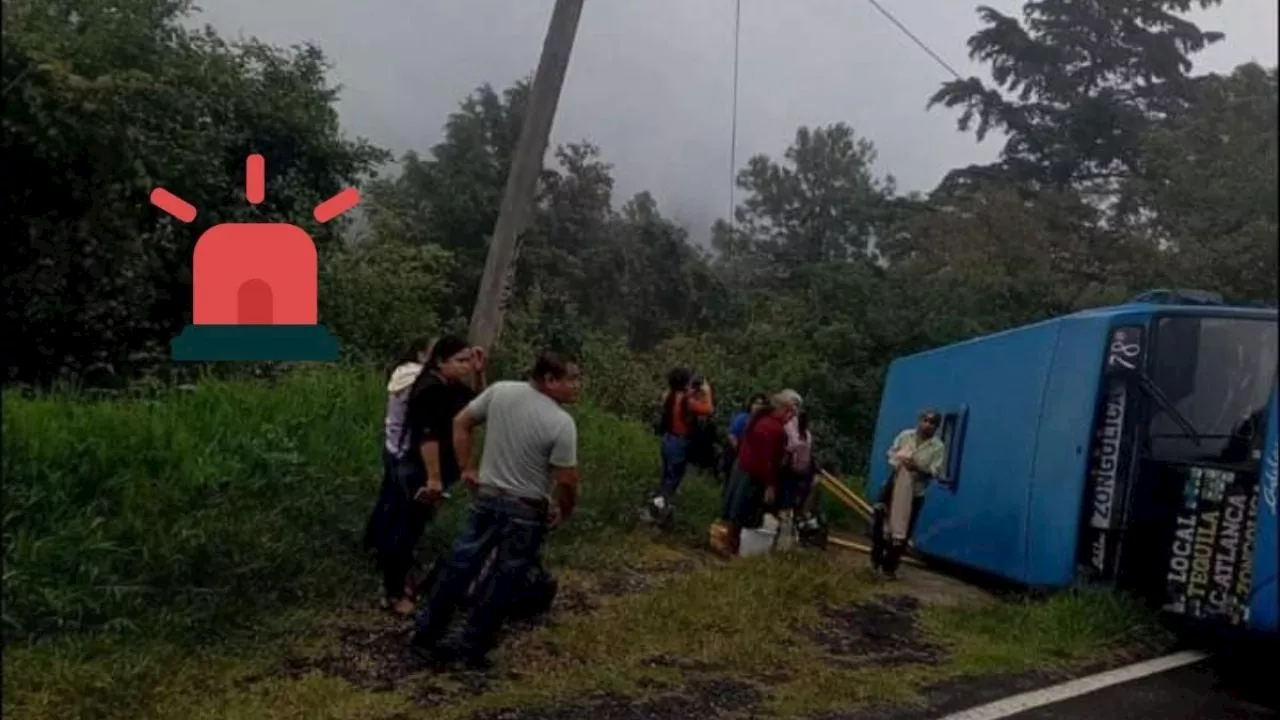 Vuelca autobús Adelas en las Altas Montañas; hay personas lesionadas