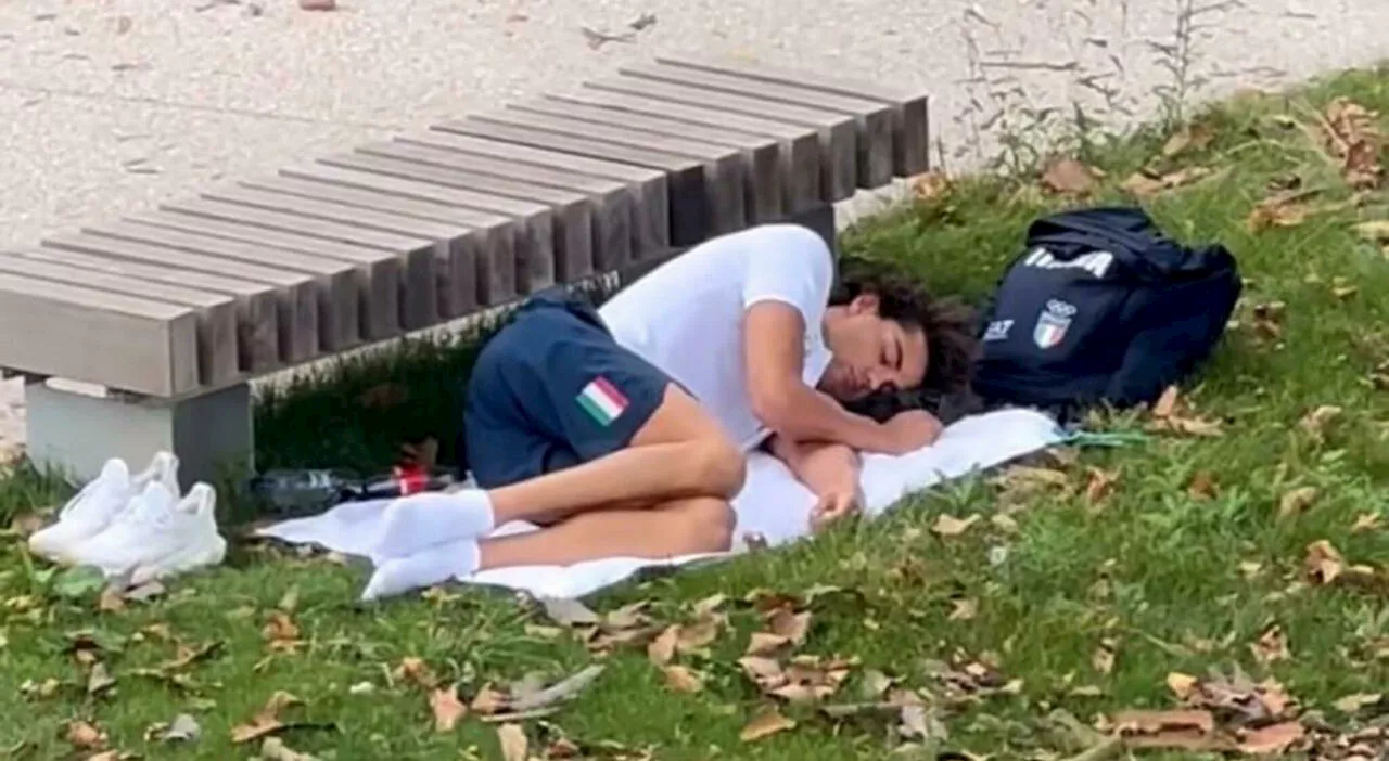 Thomas Ceccon spiega perché dormiva nel parco sull'erba: «I letti di cartone sono troppo scomodi»