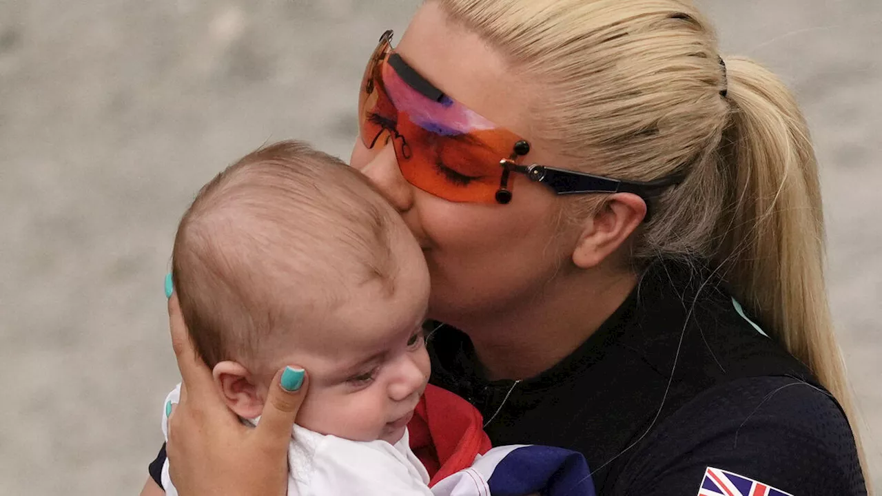 JO Paris 2024, tir : privée d’or par « une grossière erreur d’arbitrage », Amber Rutter se console avec son bébé