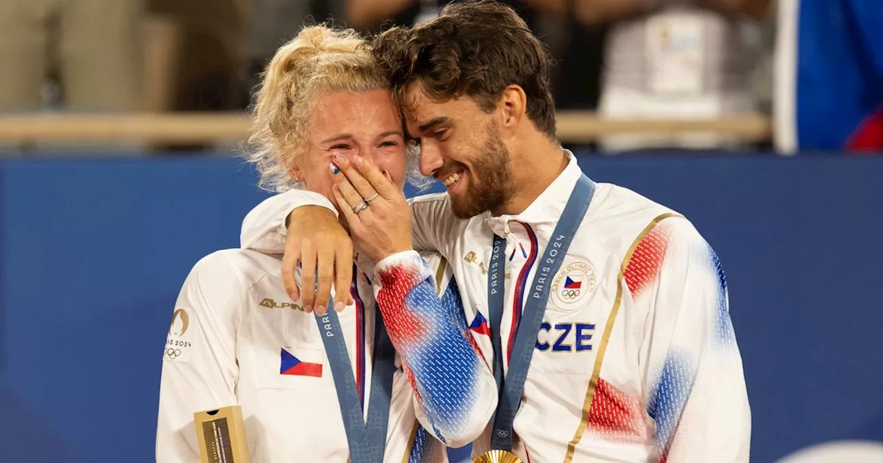 JO 2024 : le baiser de Katerina Siniakova et Tomas Machac, après avoir décroché l’or en double mixte à Paris