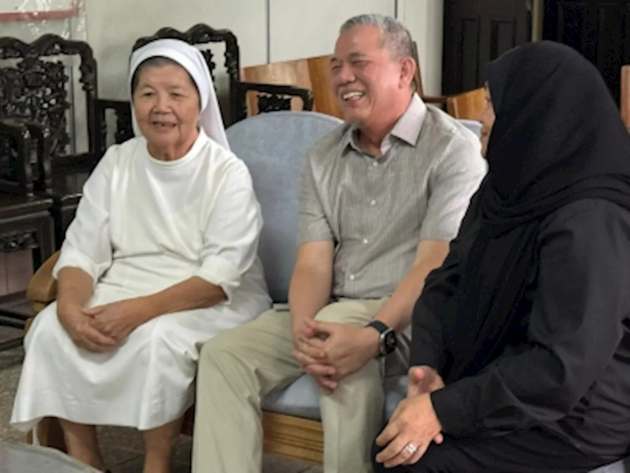 DPM Fadillah reconnects with former headmistress after years, shares happy reunion on Facebook