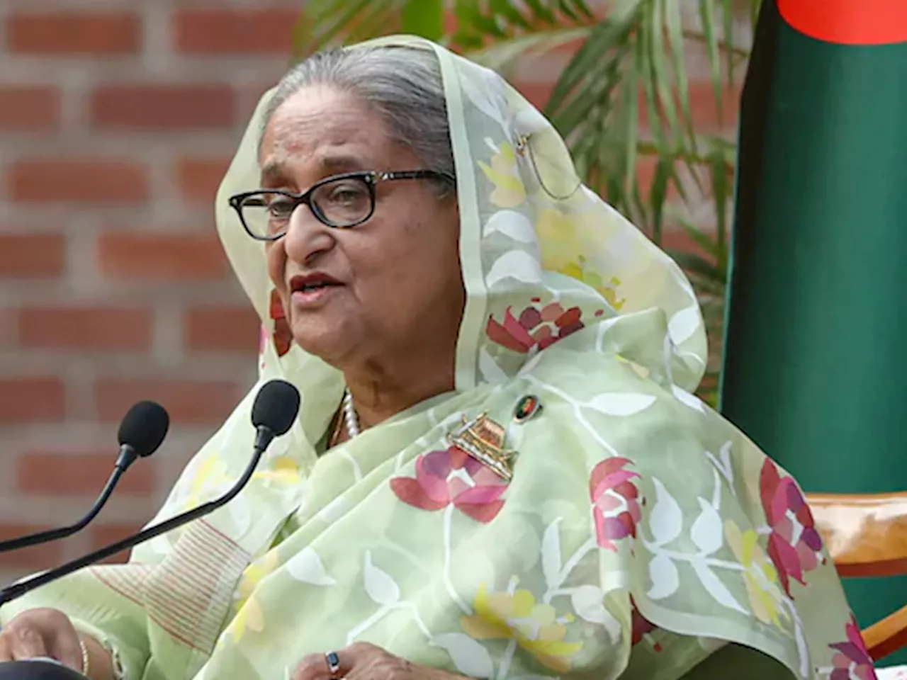 Violence in Bangladesh: बांग्लादेश में बड़ी हलचल, PM आवास में घुसे प्रदर्शनकारी