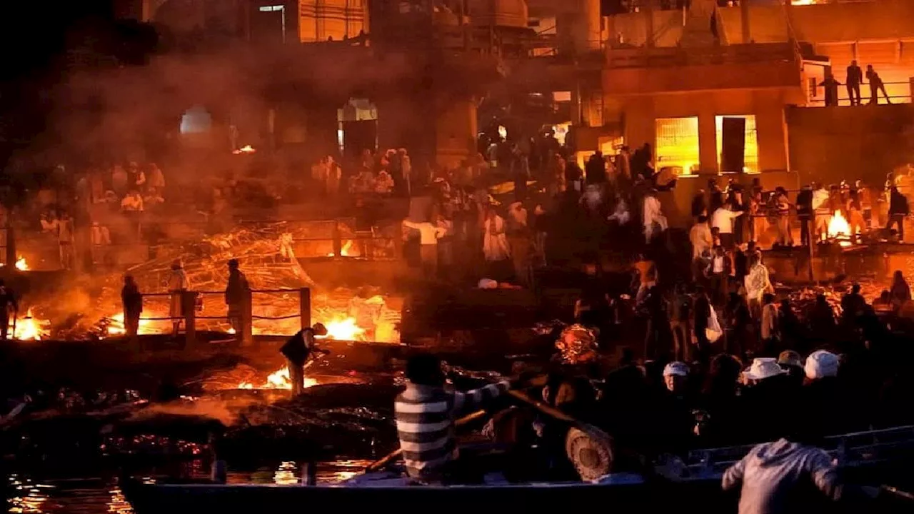 Varanasi Manikarnika Ghat: गंगा में डूबा मणिकर्णिका घाट, जानें क्यों कहा जाता है महा श्मशान