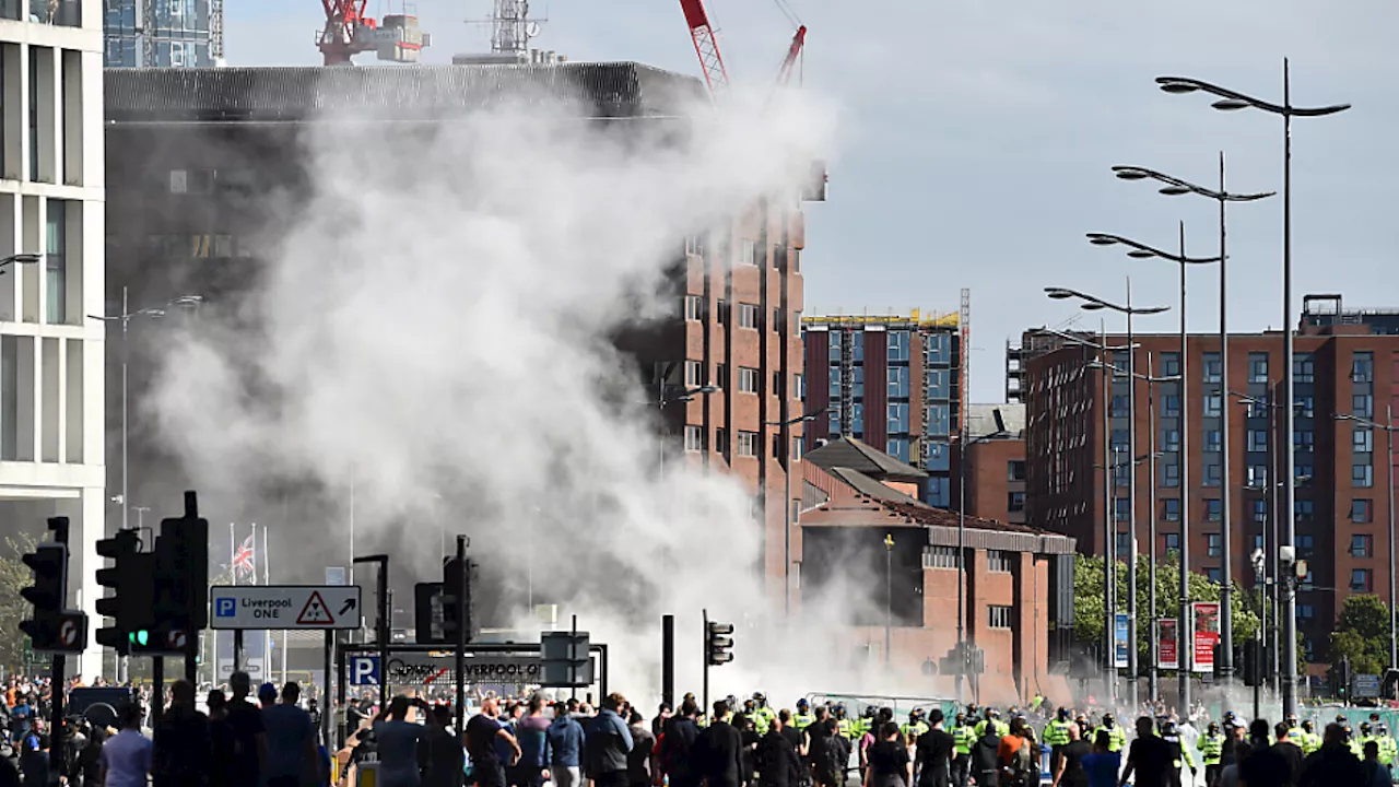 Krisenstab in Großbritannien gegen Krawalle Rechtsextremer