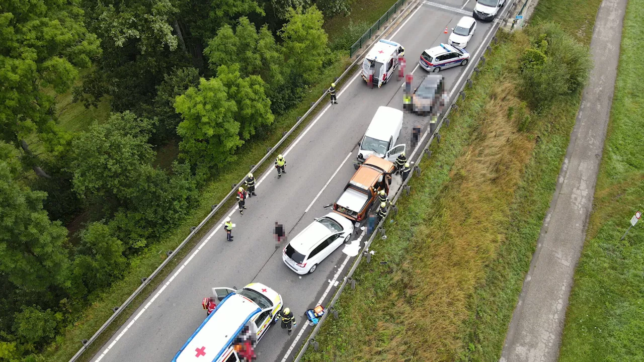 Lieferwagen krachte gegen Pannenauto: Drei Verletzte