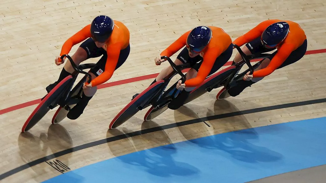 Nederlandse teamsprintsters op de baan • Praasterink naar finale 10-metertoren