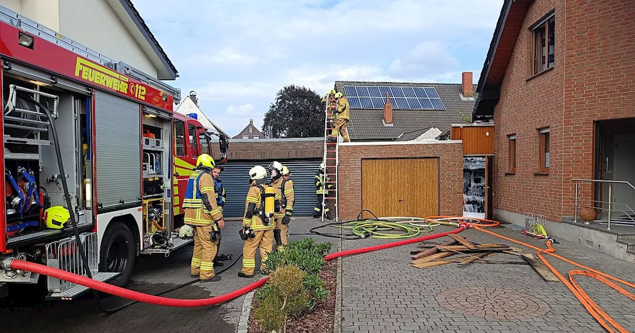 Brand eines Schuppens greift auf Dachstuhl von Einfamilienhaus in Bünde über