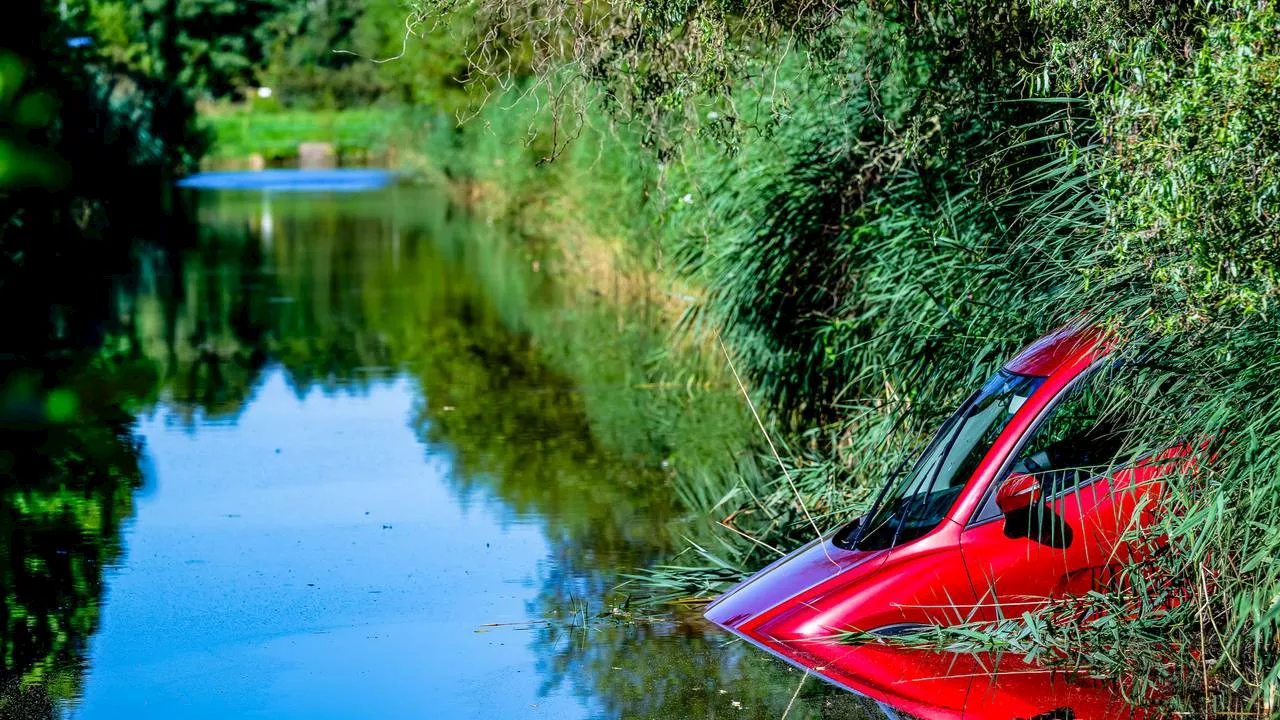 112-nieuws: auto neemt onverwachte duik • A16 dicht