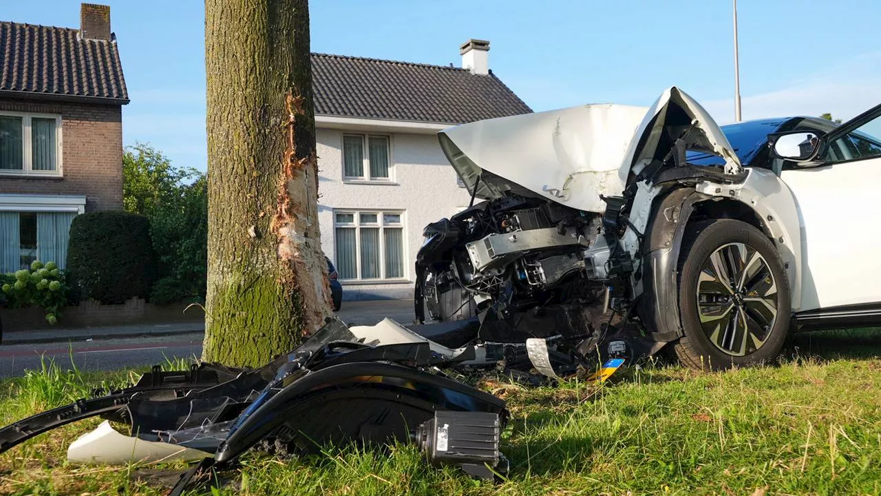 112-nieuws: defecte tankwagen van A58 gehaald • auto botst tegen boom