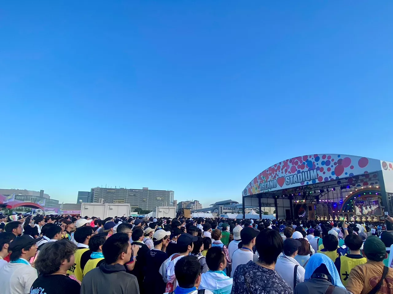 指原莉乃プロデュース「≒JOY」。 TOKYO IDOL FESTIVAL 2024にて、野外メインステージ「HOT STAGE」に登場し、熱気あふれるライブパフォーマンスを披露！