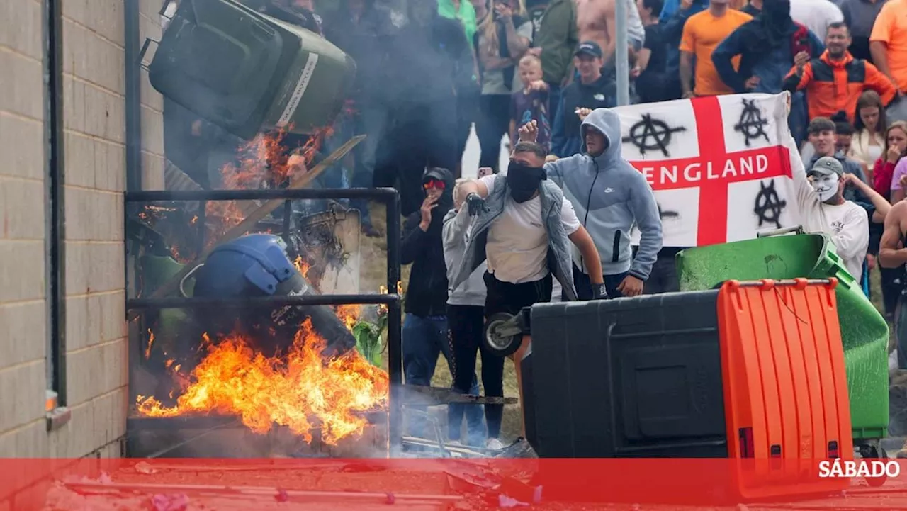 Manifestantes incendeiam hotel para requerentes de asilo no Reino Unido