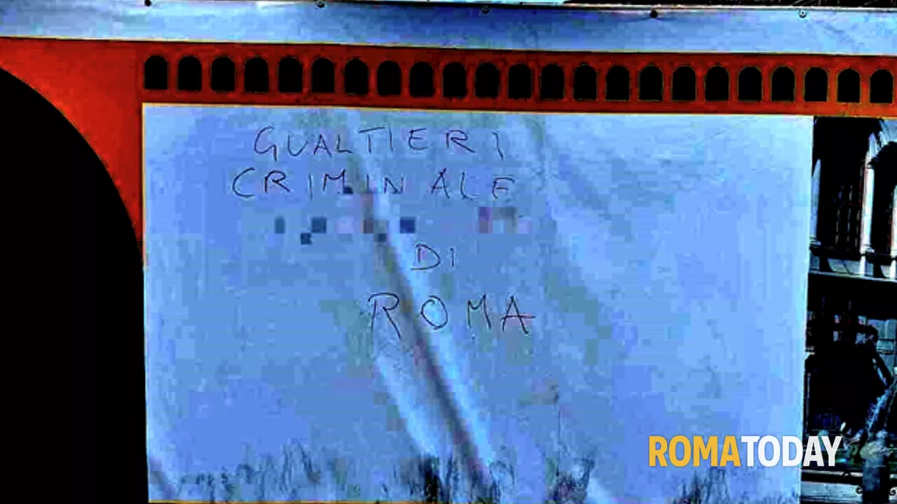 "Gualtieri criminale di Roma", scritte contro il sindaco a piazza Navona