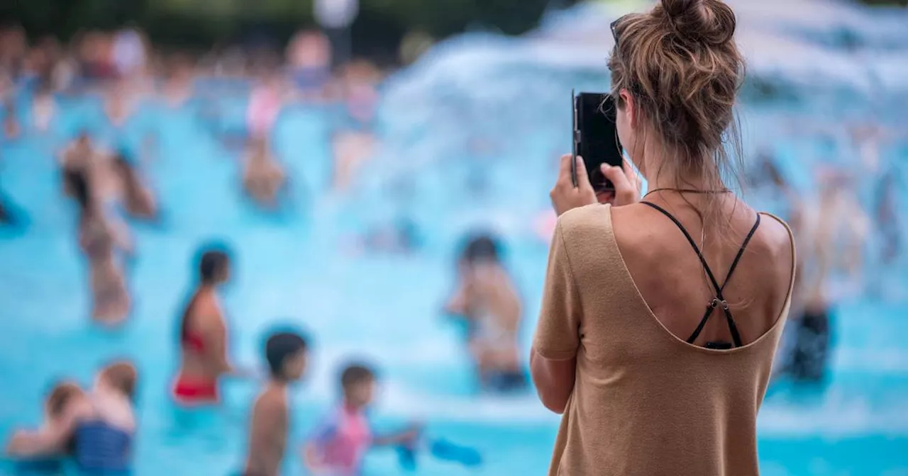 Experte rät zu Schwimmbad-Verbot für „Handy-Eltern“