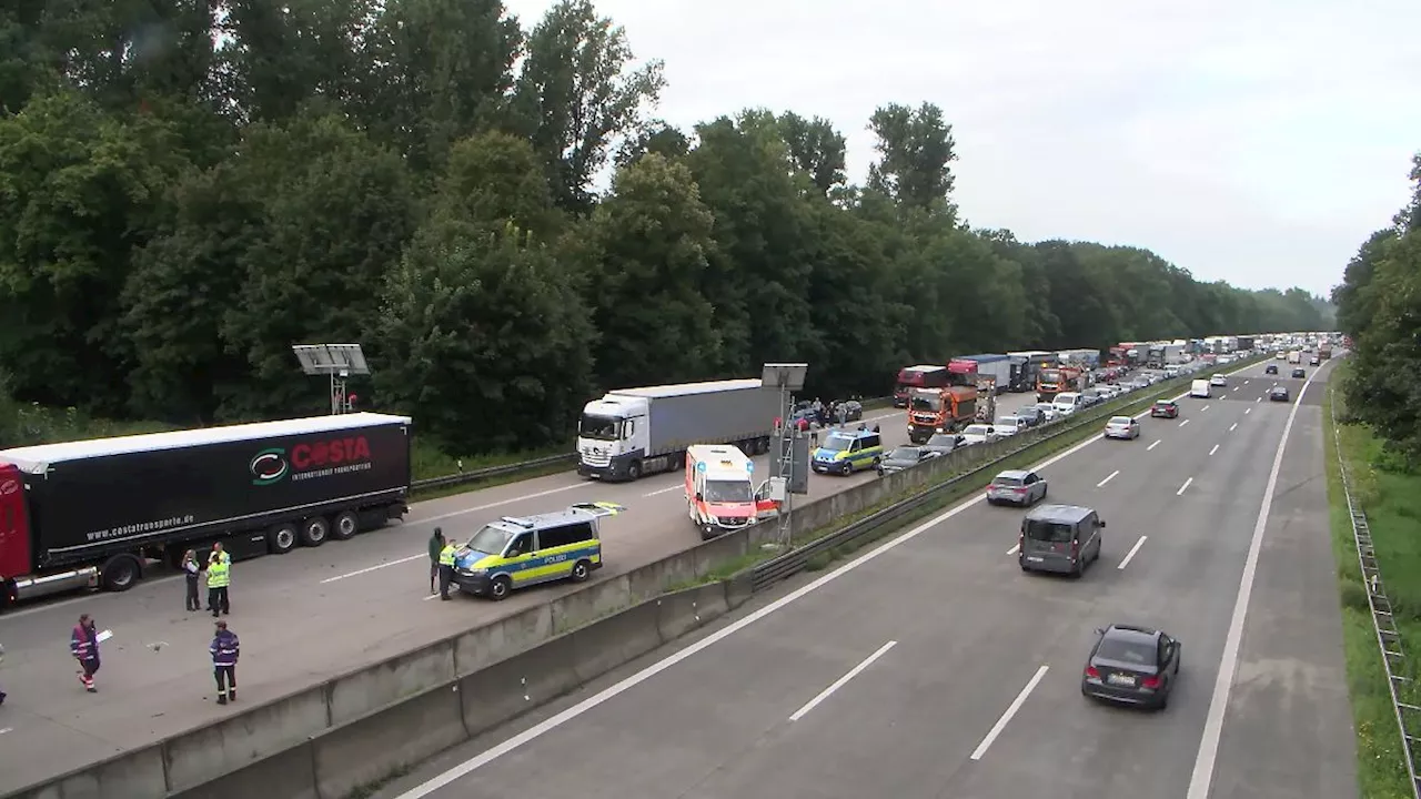 Horror-Unfall auf der A5: Auto kracht bei Karlsruhe in Lkw - zwei Tote und Schwerverletzte