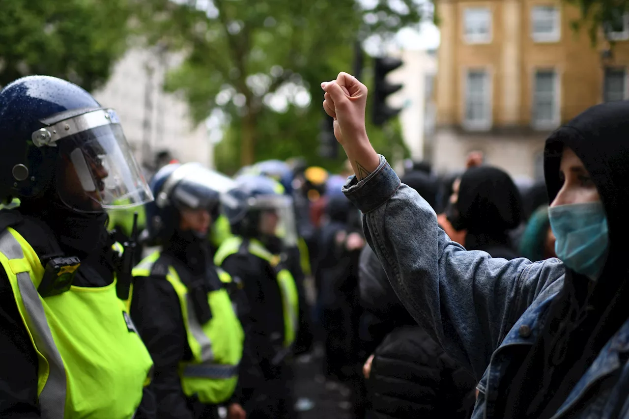 Émeutes au Royaume-Uni : qui est derrière ces violences et comment s'organisent-elles ?