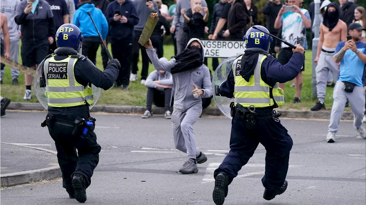 Starmer reúne a su comité de emergencia para frenar los disturbios ultraderechistas en el Reino Unido