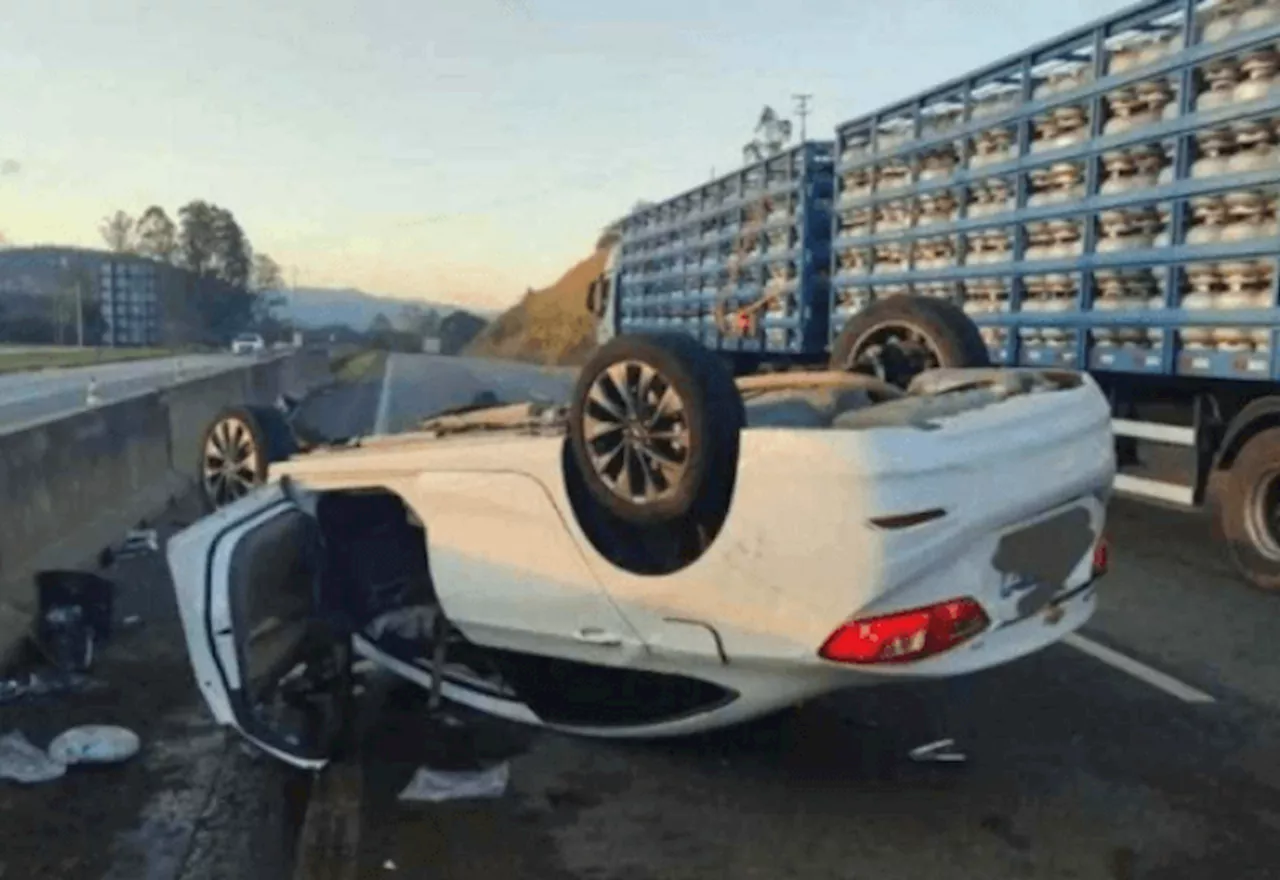 Carro capota e deixa pai e filha mortos em Minas Gerais