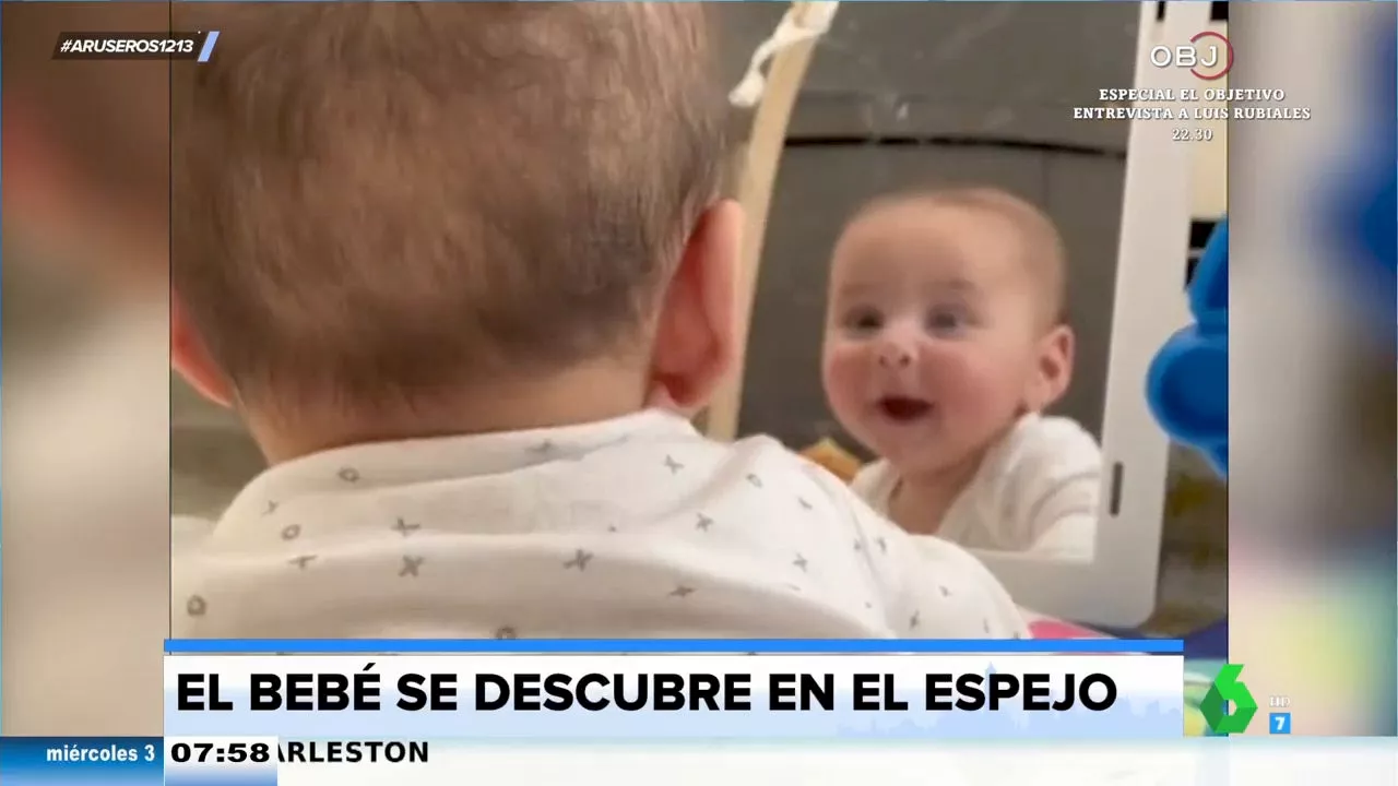 La contagiosa risa de un bebé cuando se descubre a sí mismo ante el espejo