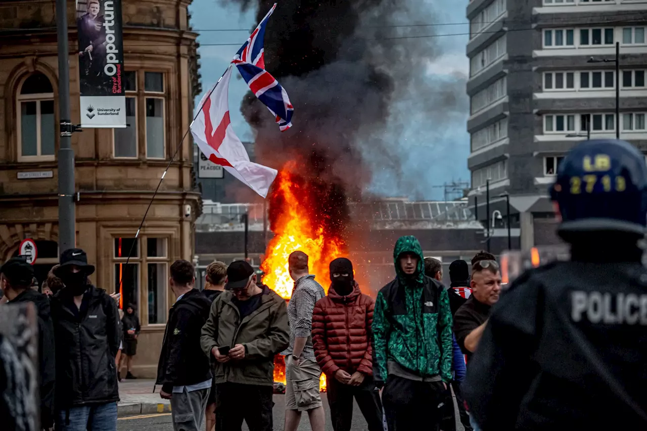 Mais de 370 detidos nos protestos violentos no Reino Unido