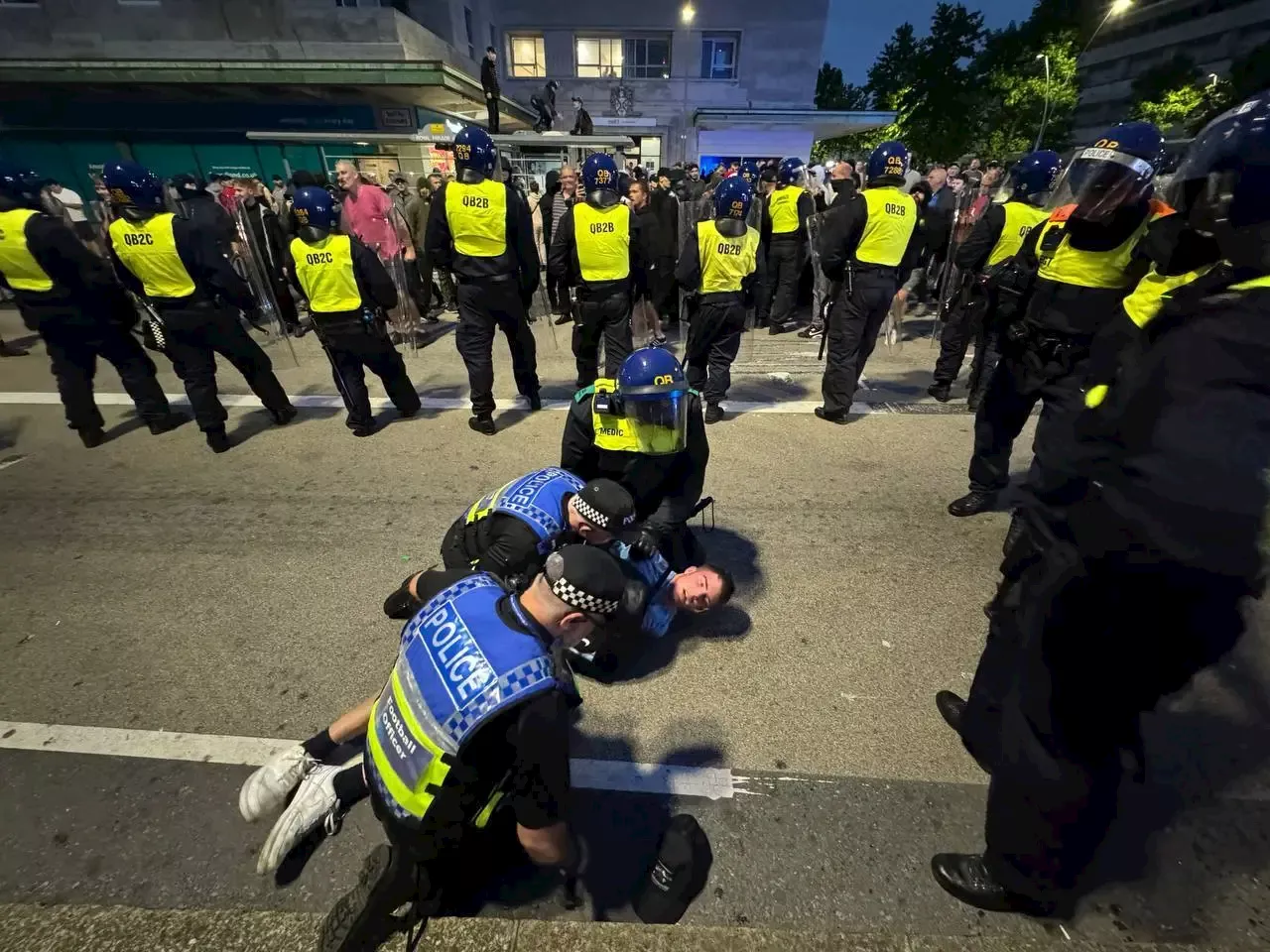 Mais uma noite de protestos violentos no Reino Unido, desta vez em Plymouth