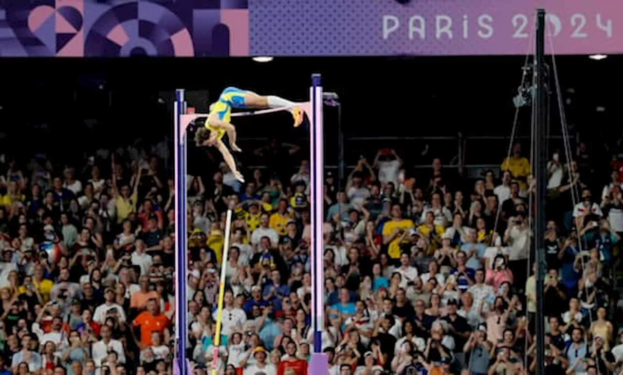 Olimpiadi, Duplantis vola a 6.25 metri: è record del mondo del salto con l'asta