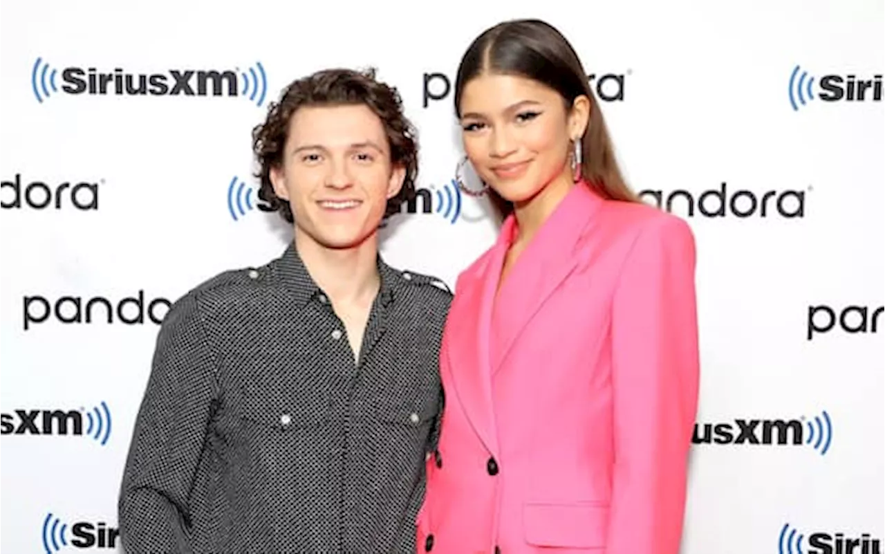 Zendaya a Londra per vedere Tom Holland che interpreta Romeo (e gli regala dei fiori)